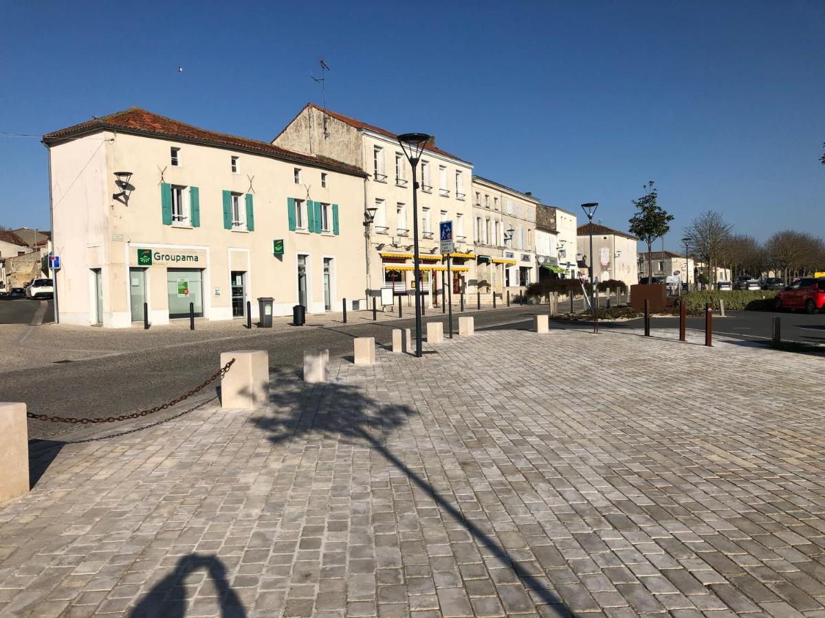 Charmante maisonnette 2-4 personnes avec wifi Surgères Extérieur photo