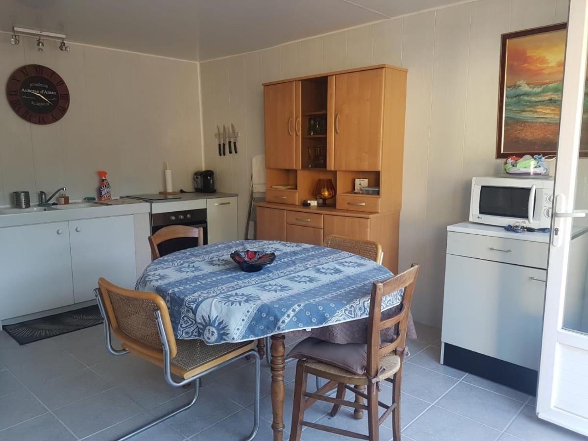 Charmante maisonnette 2-4 personnes avec wifi Surgères Extérieur photo